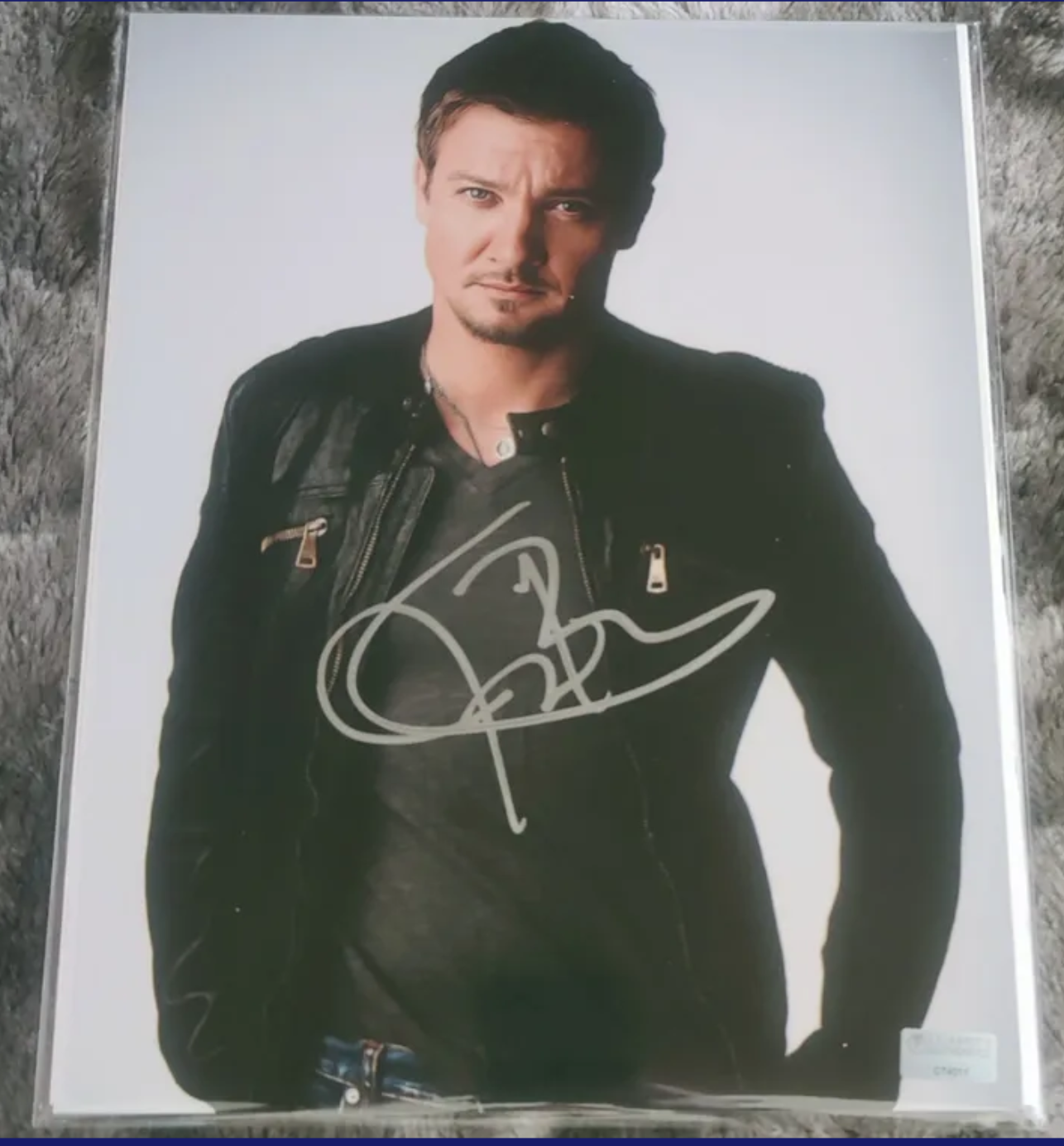 Jeremy Renner Signed 8x10 Studio Portrait Photo - Marvel's Hawkeye